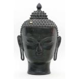 Großer Buddha-Kopf.Schwarz patinierte Bronze. Detaillierte Darstellung mit Ushnisha und rotem