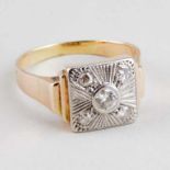 Brillantring im Art Deco-Stil.585/000 GG und WG, brutto 6,8 g. Quadratischer Ringkopf, graviertes