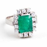 Damenring.585/000 WG, brutto 8,9 g. Besetzt mit Smaragd im Emeraldcut und von guter Farbe (
