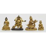 Vier tibetische Miniatur-Skulpturen.Bronze, feuervergoldet bzw. einmal vergoldet. Verschiedene