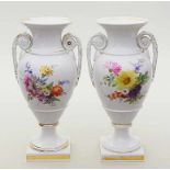 Paar Amphorenvasen, Meissen.Laibung schau- und rückseitig mit bunt gemaltem Blumenbouquet, Golddekor