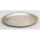 Großes Tablett.800/000 Silber, 1.474 g. Oval mit profilierter Fahne. Kratzer. Mz. JOS. LUTZ,