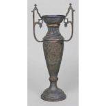 Vase.Silber, geprüft, 436 g. Balusterform mit seitlichen Griffen sowie vollflächi ziselierter