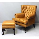 Sessel und Hocker.Cognacfarbene Lederpolsterung mit so genannter "Chesterfield"-Polsterung.