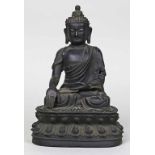 Ming-Skulptur des Buddha Shakyamuni.Dunkel patinierte Bronze, 2.382 g. Im Lotossitz ruhender Buddha,