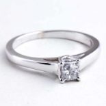 Diamantring.585/000 WG, brutto 2,2 g. Besetzt mit Diamant im Princesscut, 0,33 ct., tcr-cr/pi. RW