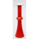 Lütken, Per (1916 - 1998)Solifleur-Vase "Carneby". Rotes Glas mit weißem Milchglasinnenüberfang.