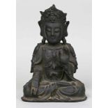 Ming-Skulptur einer sitzenden Guanyin.Dunkel patinierte Bronze mit ziseliertem Dekor, 2.242 g.