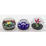 Drei schottische Paperweights.Farbloses Glas. Verschiedene Blumendarstellungen "MILLEFIORI" (