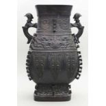 Große "Fanghu"-Vase im archaischen Stil.Dunkel patinierte Bronze. Umlaufendes Ornamentrelief,