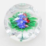 Limitiertes Paperweight, Saint Louis.Farbloses Glas. Dreidimensionales Bouquet auf Latticinio-