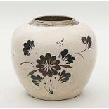 Cizhou-Vase.Keramik, helle Glasur mit teils brauner, floraler Bemalung. Kugeliger Körper.