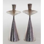 Paar Kerzenleuchter,je einflammig. 925/000 Sterlingsilber, 394 g. Glatter, trompetenförmige Fuß