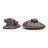 Zwei Netsukes:Auf einer Strohsandale sitzende Kröte (Sandale sign. MASANO) bzw. kleine, auf dem