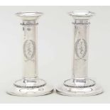Paar Leuchter,je einflammig. 925/000 Sterlingsilber, 418 g. Zylindrische Säulenform mit