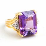 Damenring.585/000 GG, brutto 9,7 g. Besetzt mit achteckig facettiertem Amethyst, D. ca. 15x 10 mm,