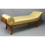 Biedermeier-Chaiselongue.Kirsche. Schlichtes Gestell auf vier gebogten Beinen, mit eingelegter Rolle