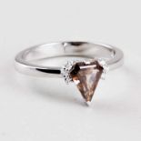 Diamantring.585/000 WG, brutto 2,9 g. Besetzt mit Diamant im Fantasieschliff, brown/pi, flankiert
