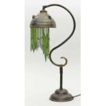 Jugendstil-Tischleuchte,einflammig. Geschweifter Schaft aus Bronze bzw. Messing, Diffusor mit