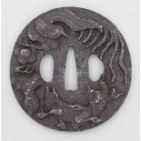 Tsuba.Eisen. Teils reliefiertes, teils ziseliertes Dekor einer Landschaft mit Phoenix und Drachen,