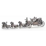 Miniatur-Kutsche.Silber, 122 g. Vollplastische Ausführung mit sechs Pferden und Kutschern. Um 1890-