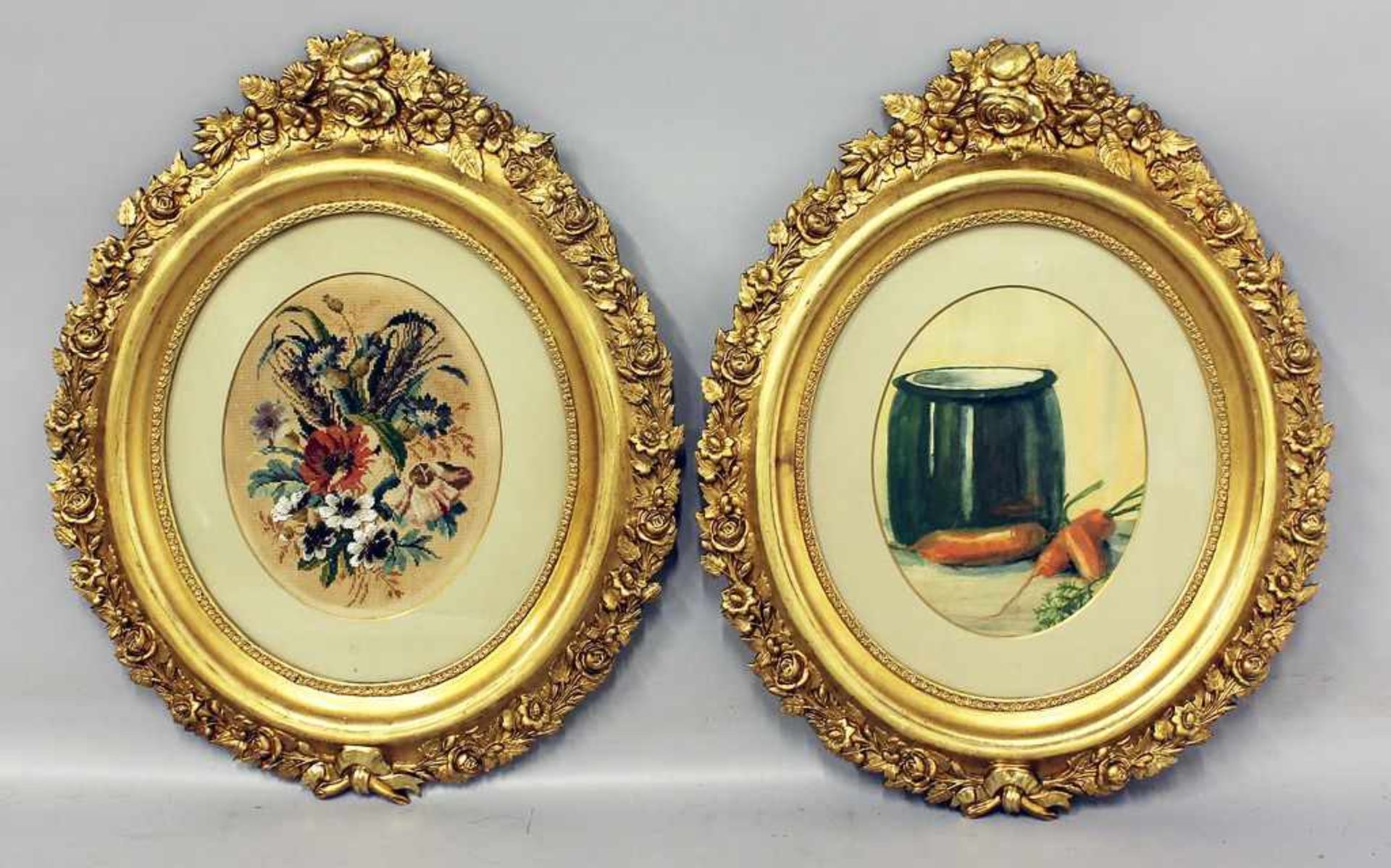 Paar ovale Rahmen.Stuck, vergoldet. Umlaufend florales Reliefdekor. Falzmaß je D. 33x 28 cm (im