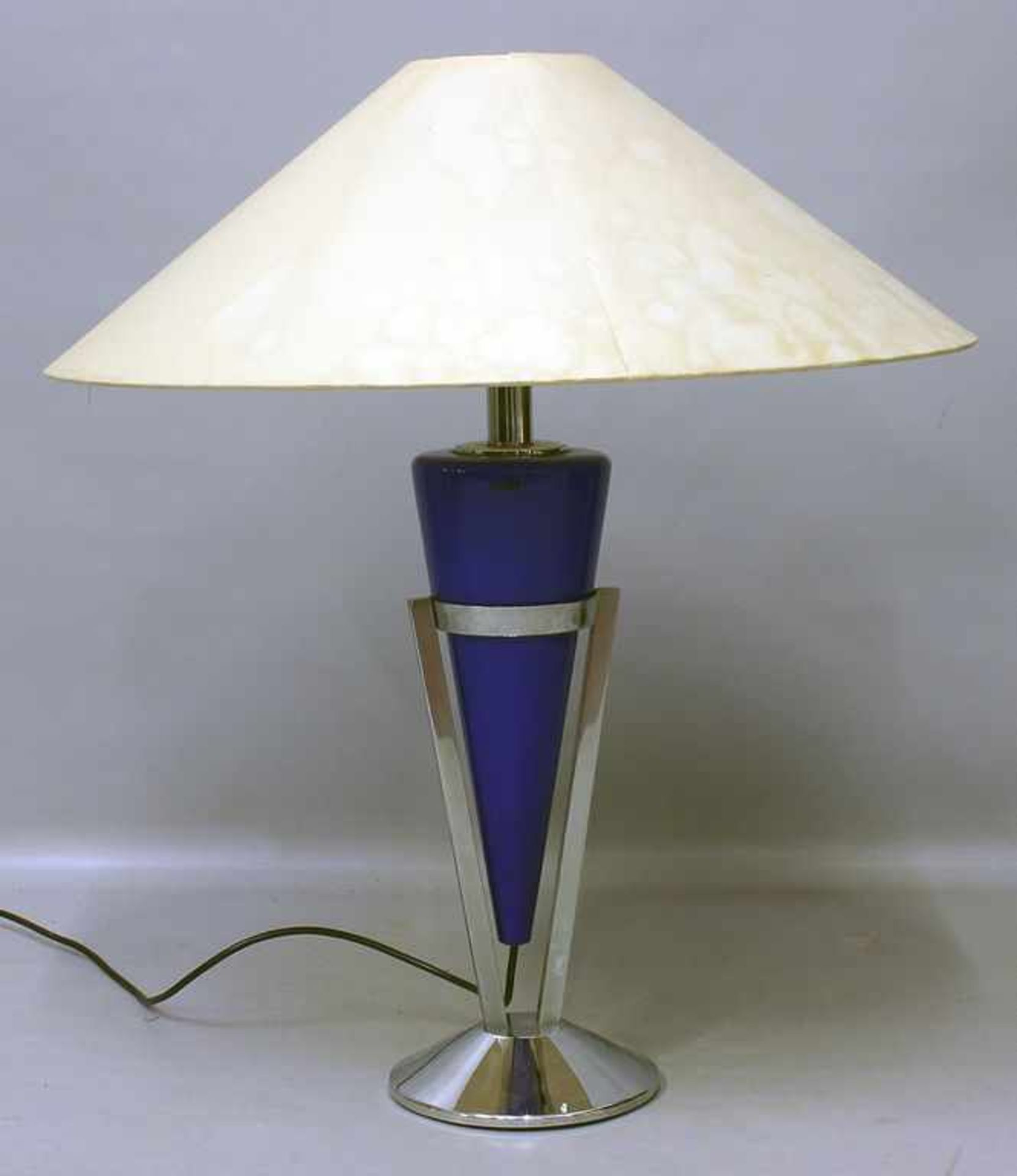 Moderne Tischleuche, 2-flammig.Metallgestell mit gestecktem, blauen Spitzkegel (Etikett LEOLA). H.