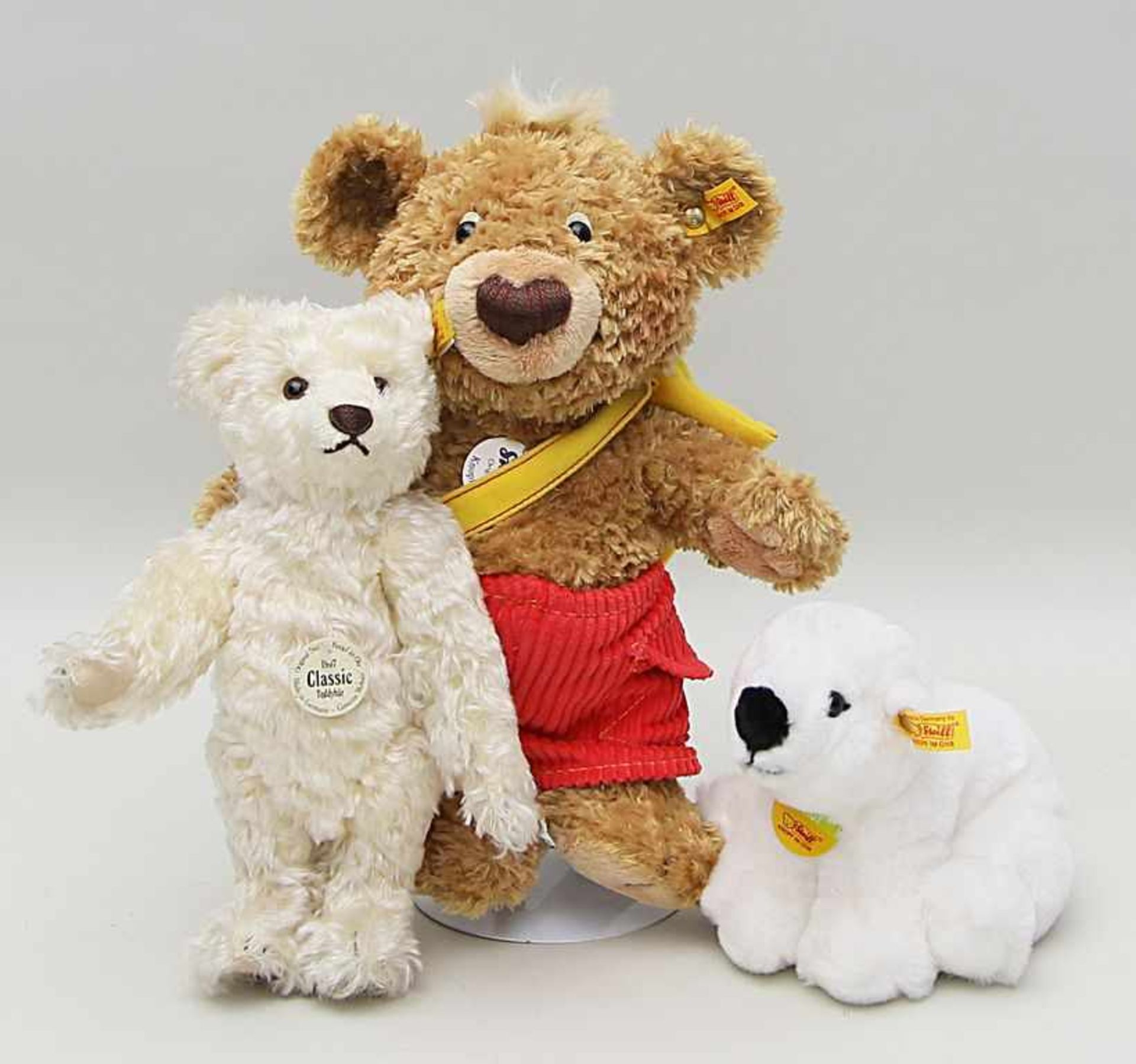 3 Steiff-Bären.Verschiedenfarbiger Plüsch bzw. Mohair. "1907 Classic Teddybär"; "Original Knut"