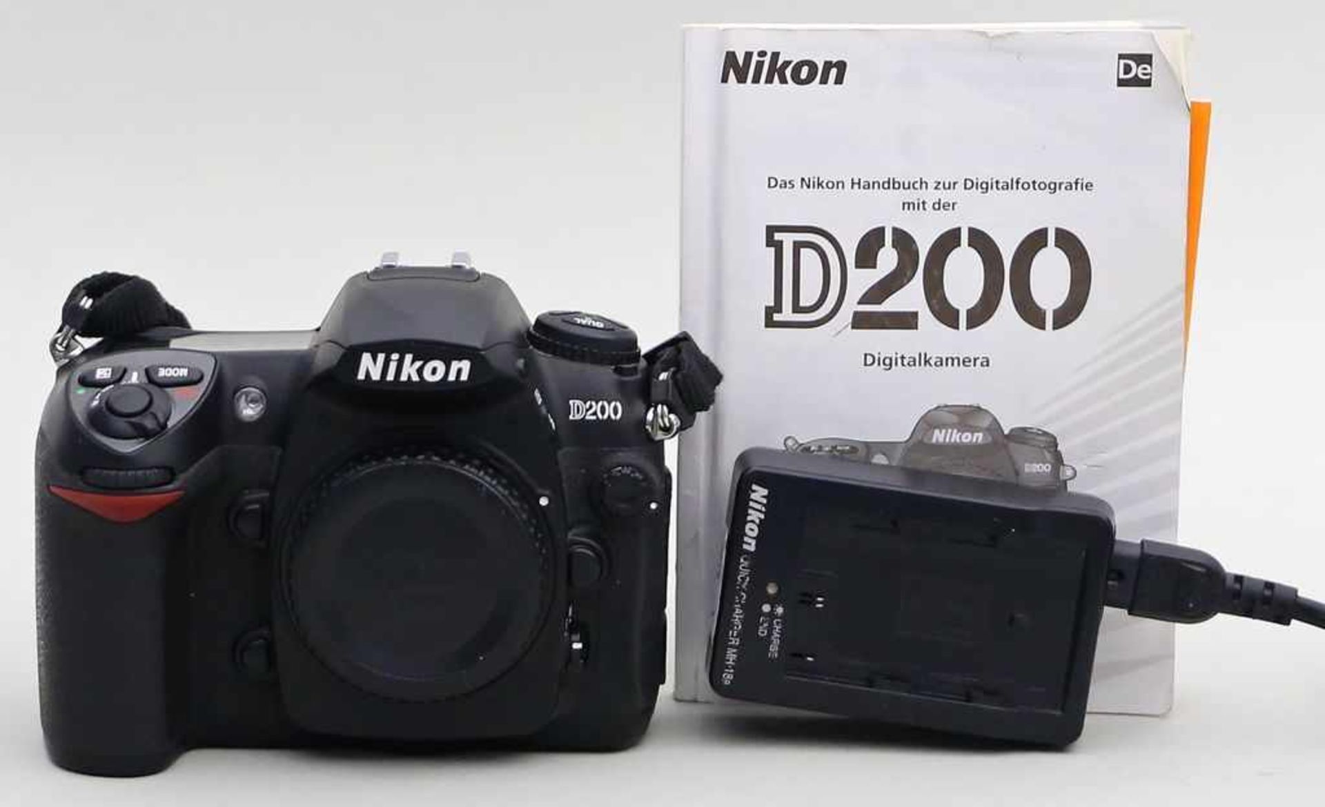 Digitale Spiegelreflexkamera, Nikon.Modell "200 D". Dabei: Akku und Ladegerät sowie