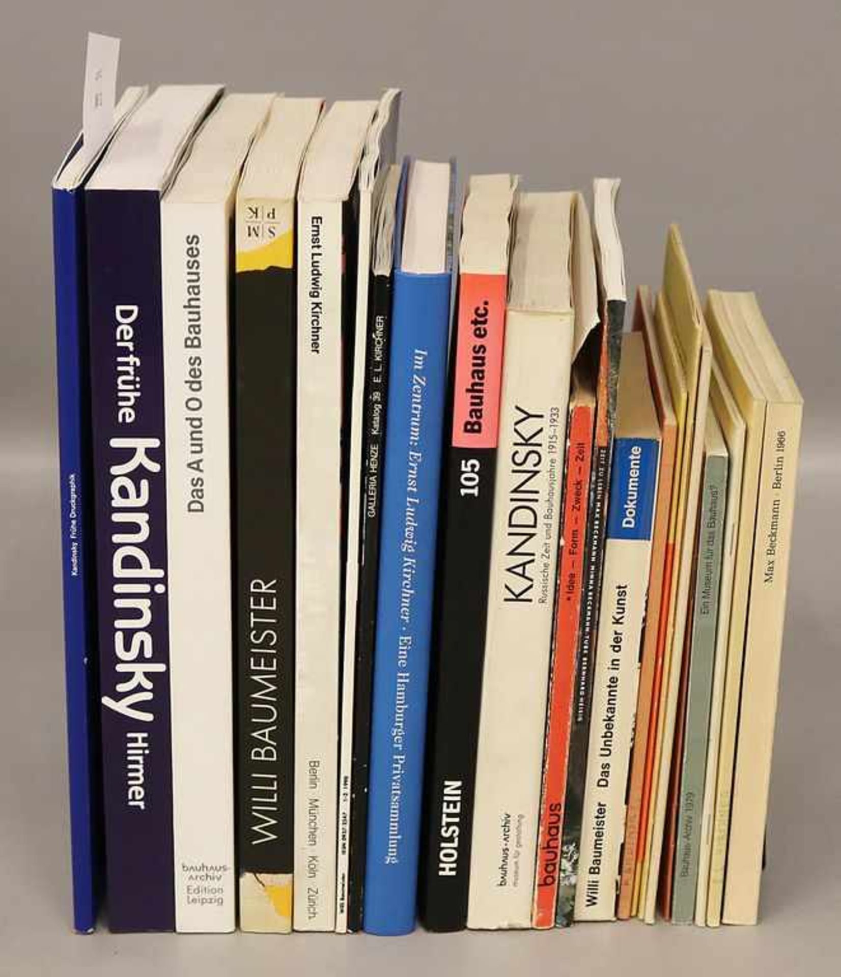 22 Bücher und Hefte,zu den Themen: Bauhaus, Wassily Kandinsky, Willi Baumeister, Max Beckmann und