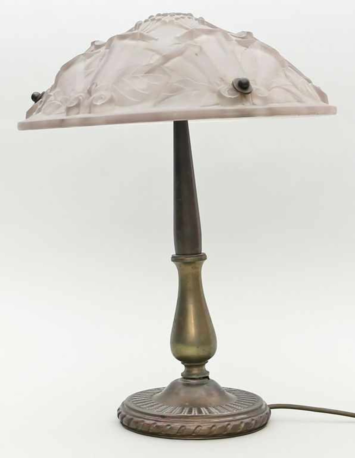 Art Deco-Tischleuchte, 3-flammig.Gestell aus Bronze bzw. Metall, Diffusor aus Pressglas mit floralem
