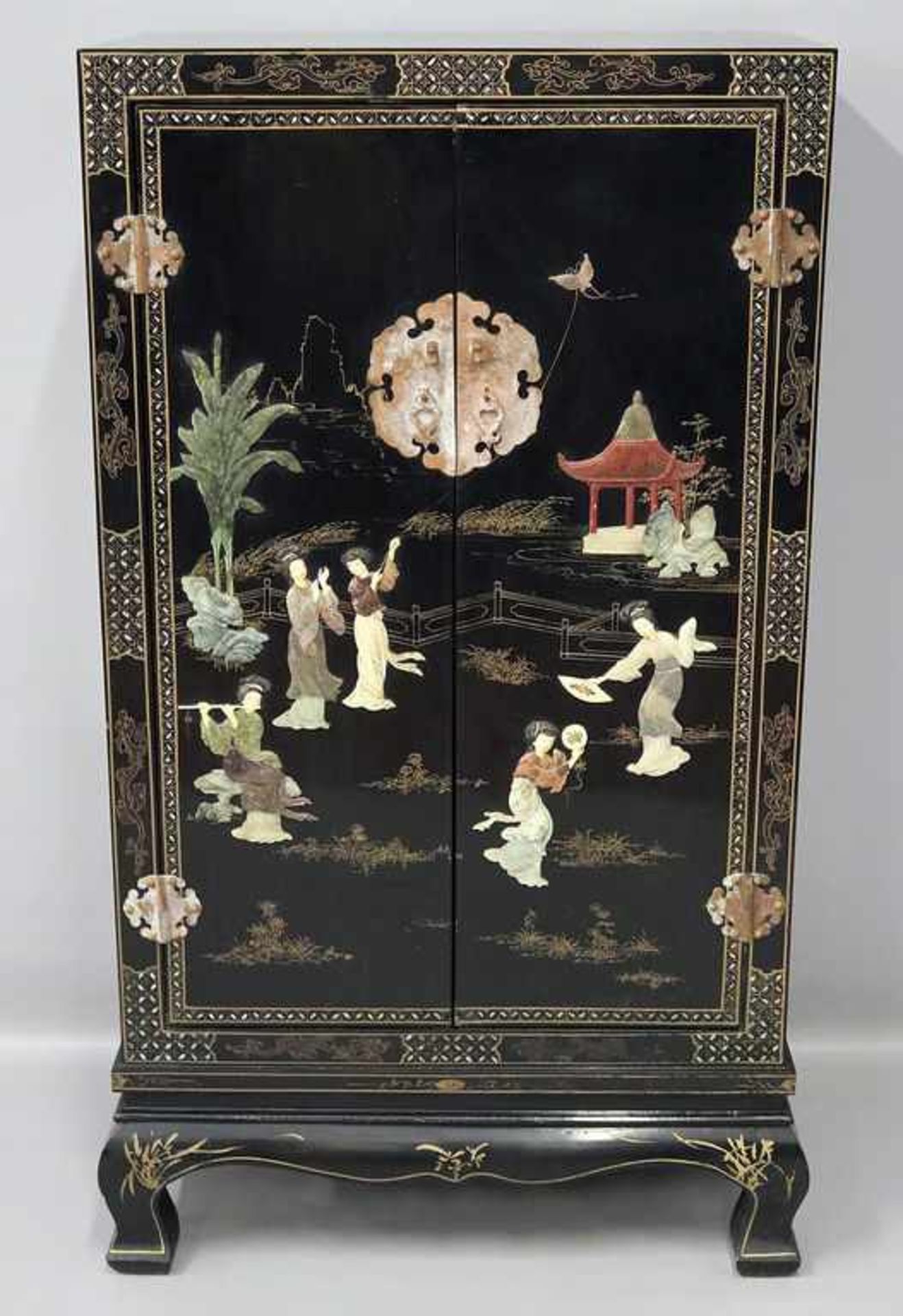 Chinoiserie-Halbschrank.Holz und Masse, polychrom gefasst, Applikationen aus Stein und Perlmutt.