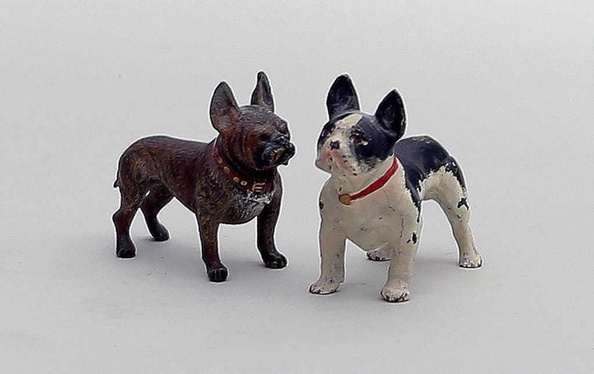 2 Wiener Bronzen "Französische Bulldoggen".Bronze mit polychromer Kaltemailmalerei (1x Fassung