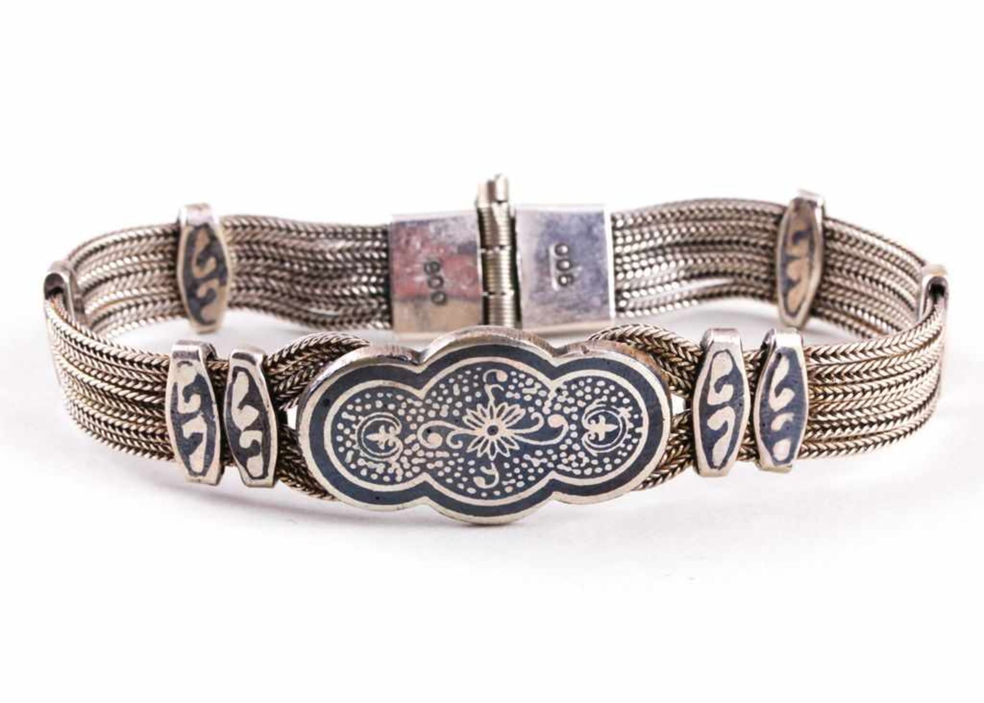 Armband.900/000 Silber, 26 g. In Niello floral bzw. ornamental eingelegte Glieder auf Band aus 6