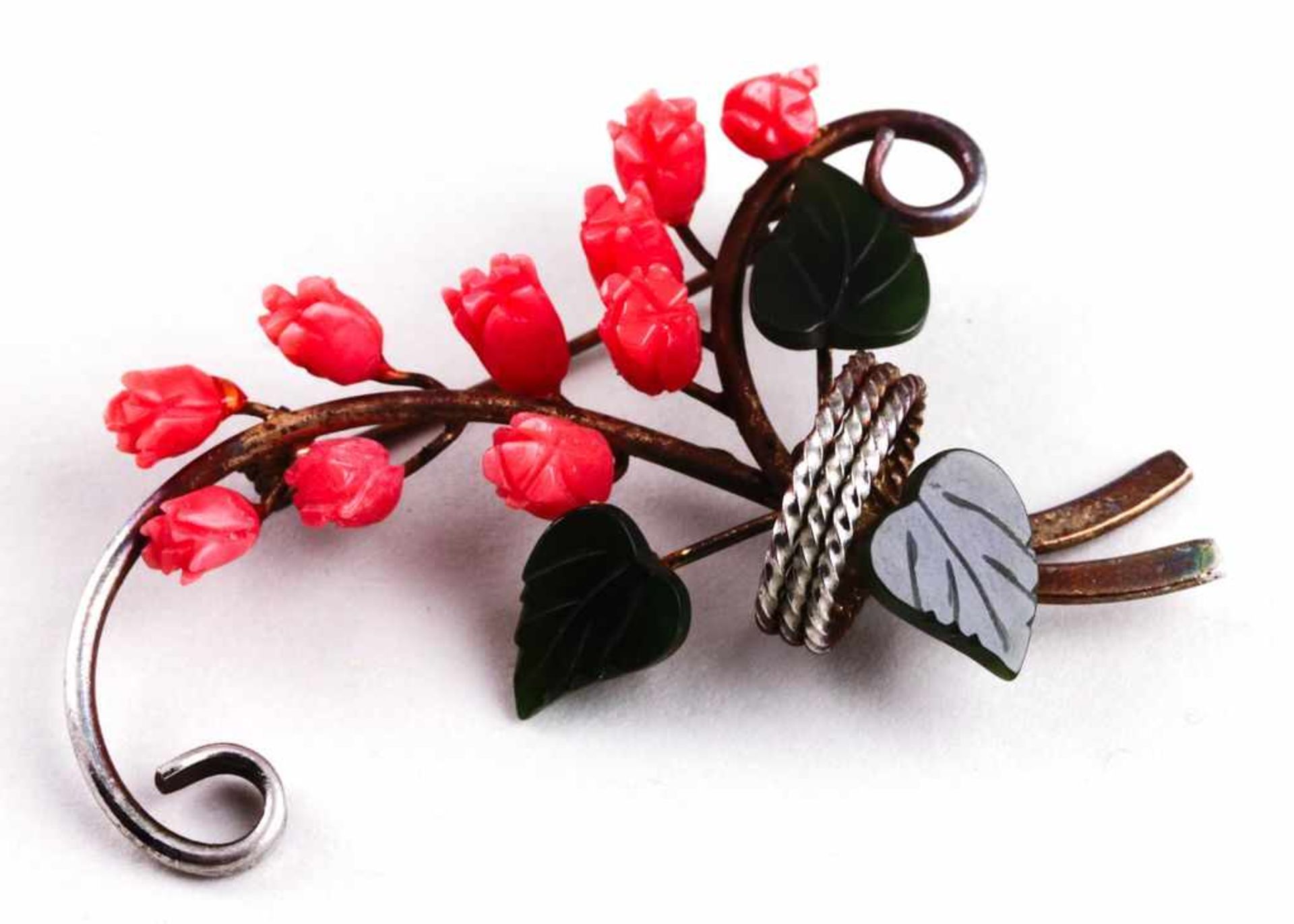 Brosche "Blumenstrauß".Metallmontage. In Form eines Blumenstraußes mit 10 Blüten aus altroséfarbener