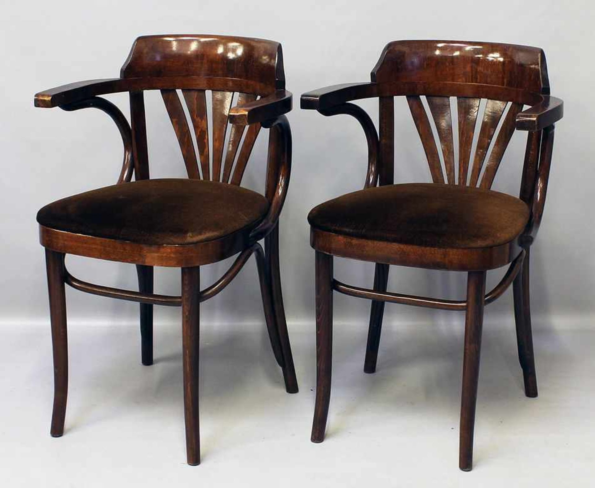 Paar Bugholzstühle.Hölzerne Armlehnstühle mit gepolsterter Sitzfläche, brauner Textilbezug.