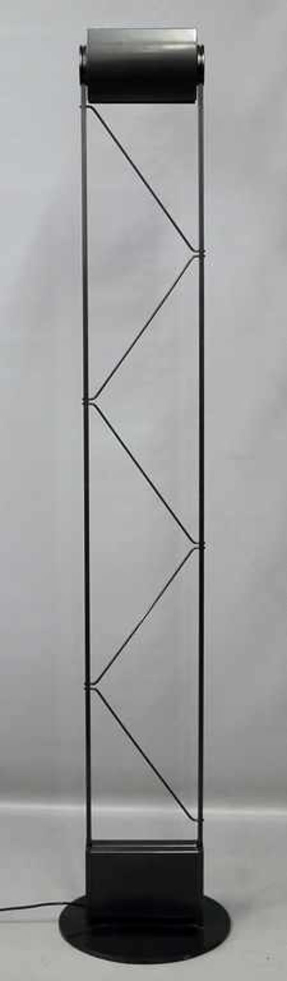 Deckenfluter, Spectral.Gestell aus schwarz gelacktem Metall, Kopf zweiteilig variabel schwenkbar. L.