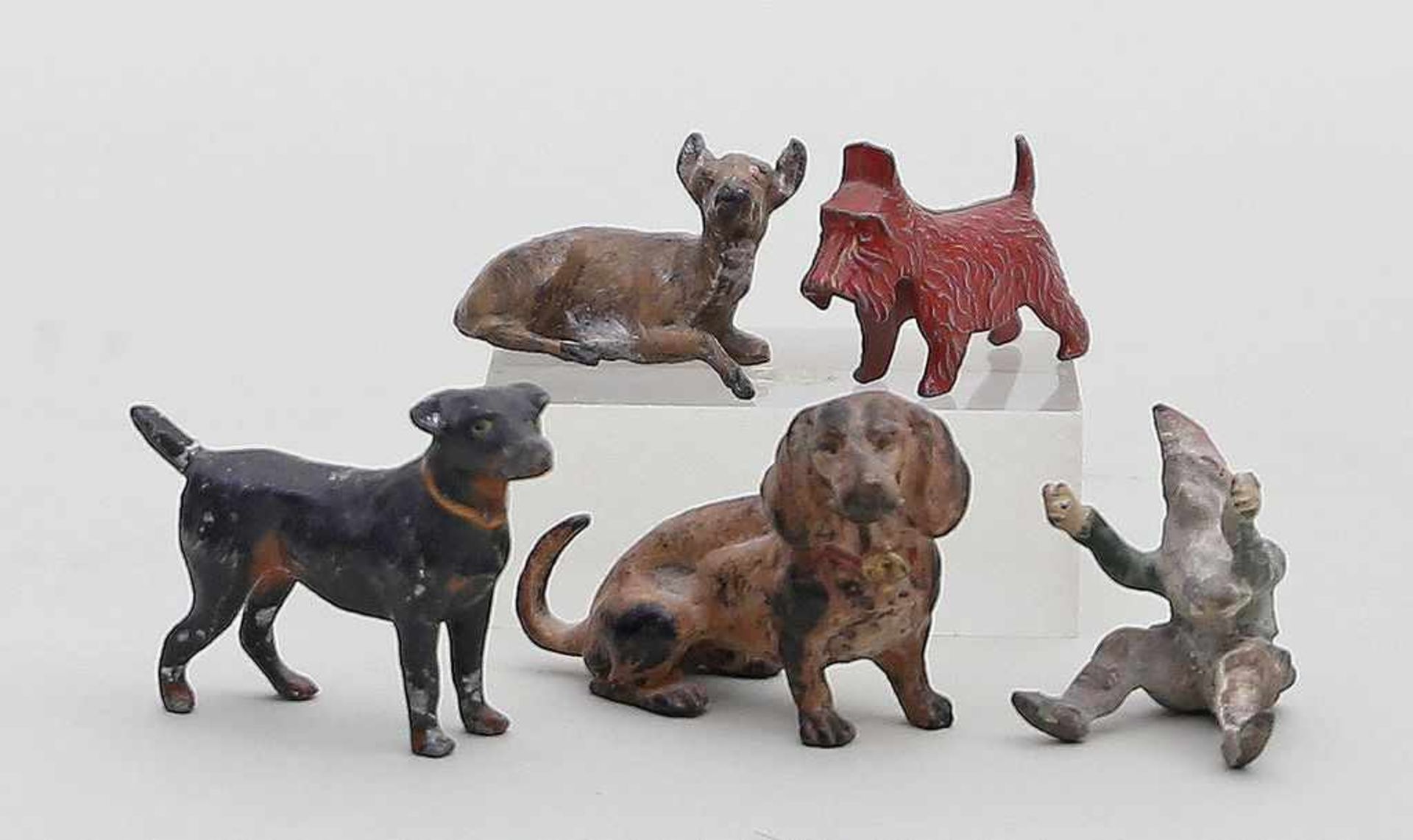 5 Miniaturskulpturen:Zwerg, Reh (1 Bein besch.) und Hunde. Bronze/Zinn, polychrom gefasst (