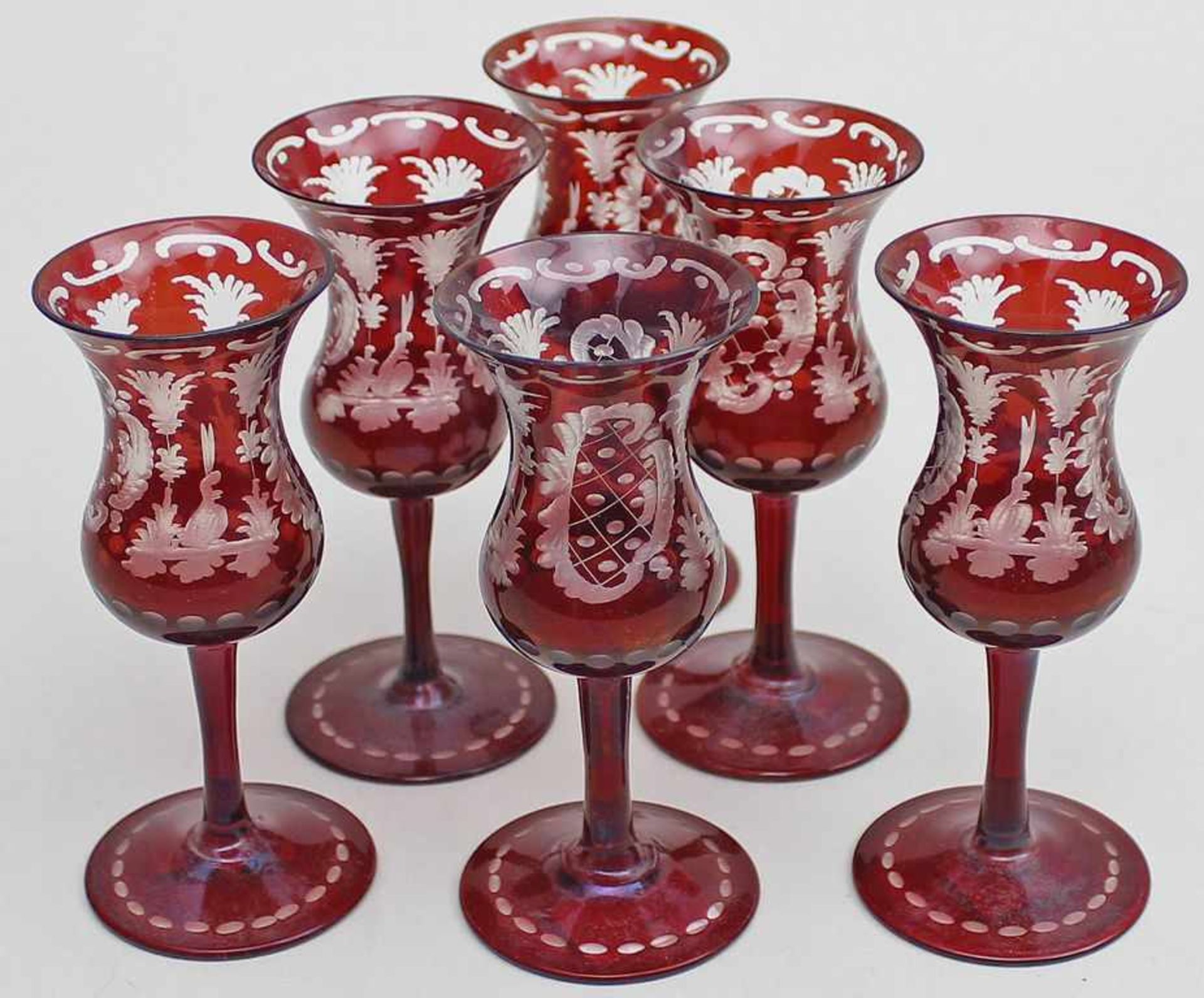 6 Grappagläser.Farbloses, rubiniertes Glas mit so genanntem "Egermann-Schliff". Böhmen, 20. Jh. H.