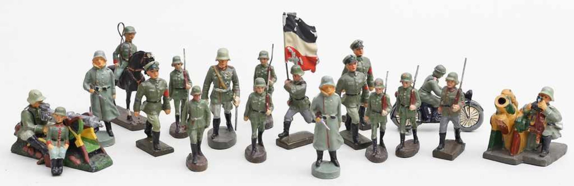 17 Massefiguren: Soldaten Deutsche Wehrmacht.Verschiedene Ausführungen und Größen. Überwiegend
