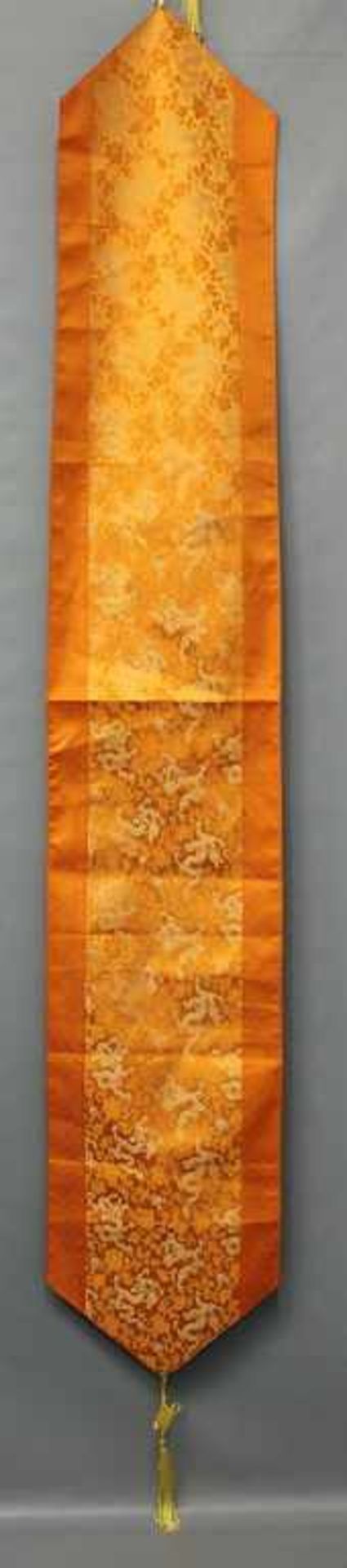 Seidengürtel oder -schärpe.Orange mit goldenem Drachendekor. L. 190, B. 32,5 cm.