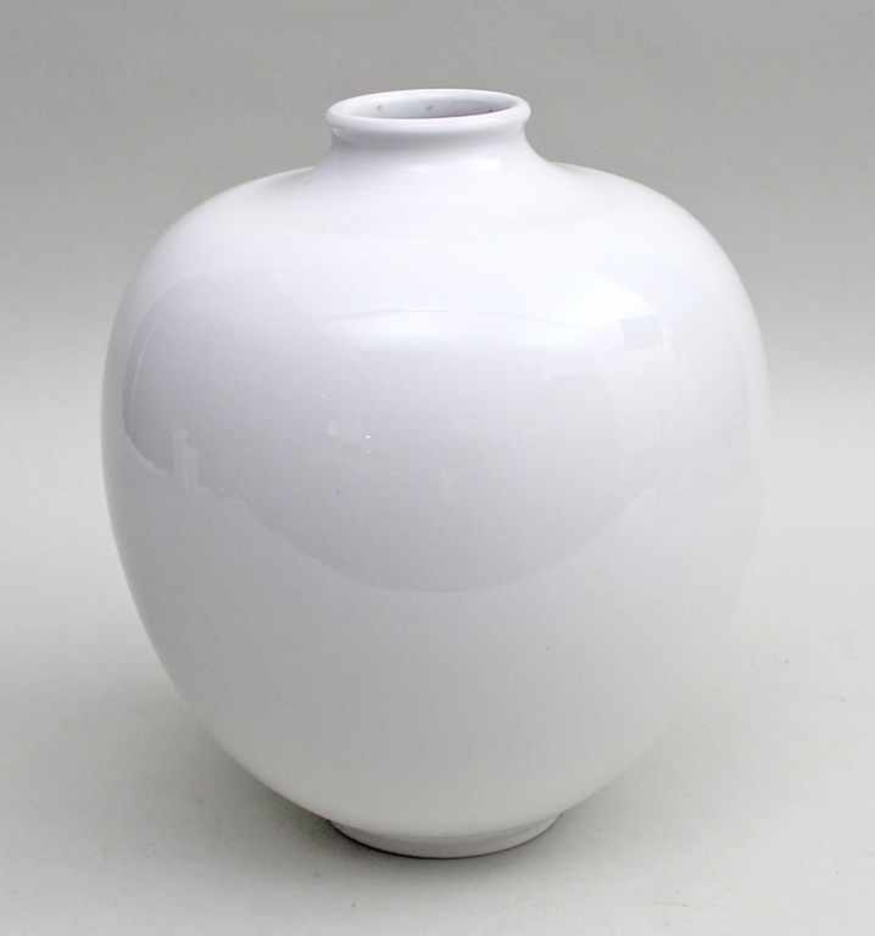 Vase, KPM Berlin.Porzellan, weiß. Kugelig gebauchte Laibung mit eingezogenem, kurzen Hals.