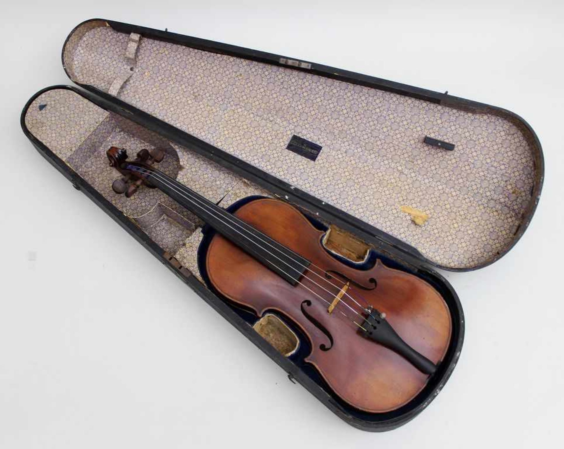 Violine "Schuster & Co.", Sachsen.Gebrauchsspuren. Innen mit Klebeetikett "SCHUSTER & CO.,