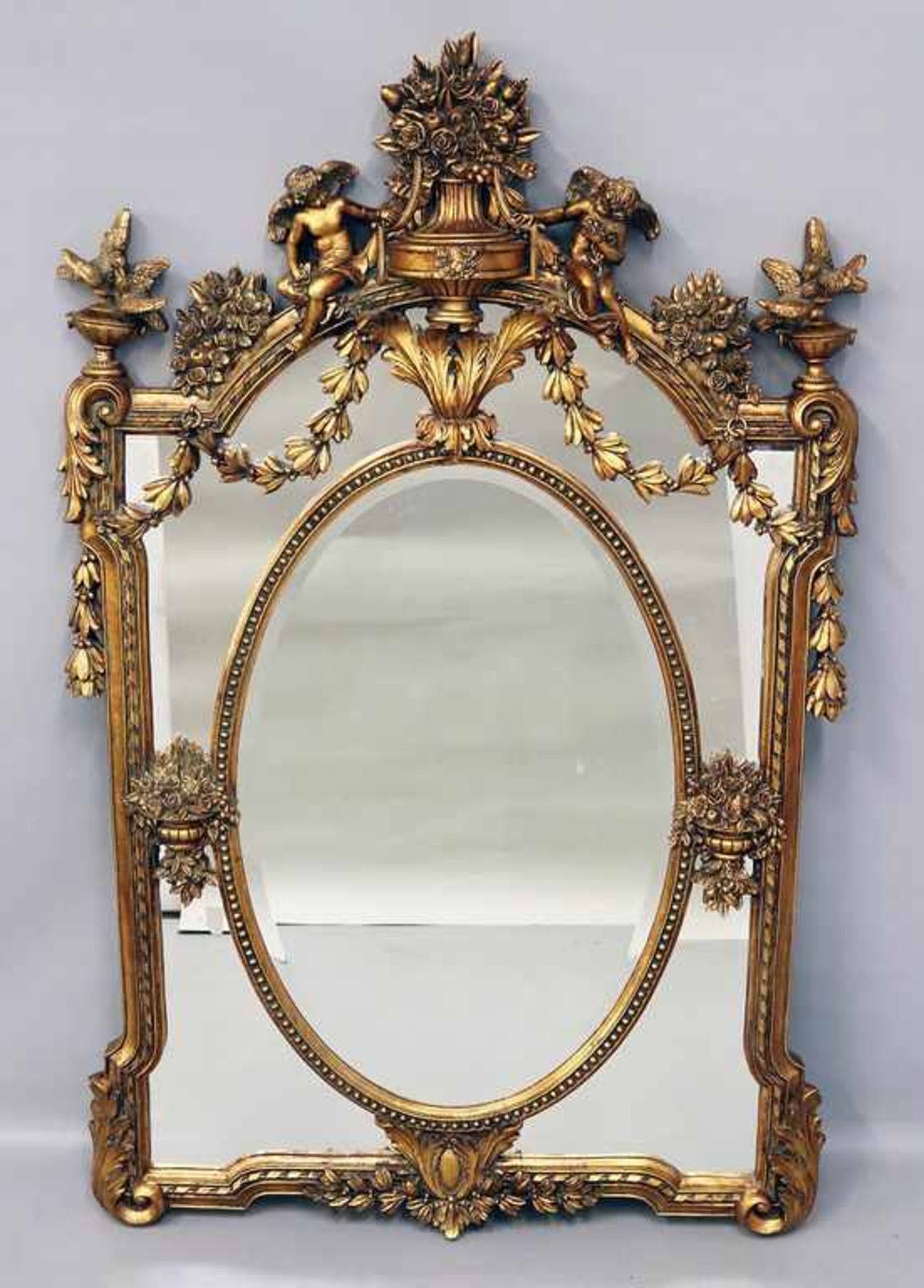 Spiegel im Stil des Klassizismus.Prunkvoller Wandspiegel, seitlich mit Taubenpärchen und Engeln