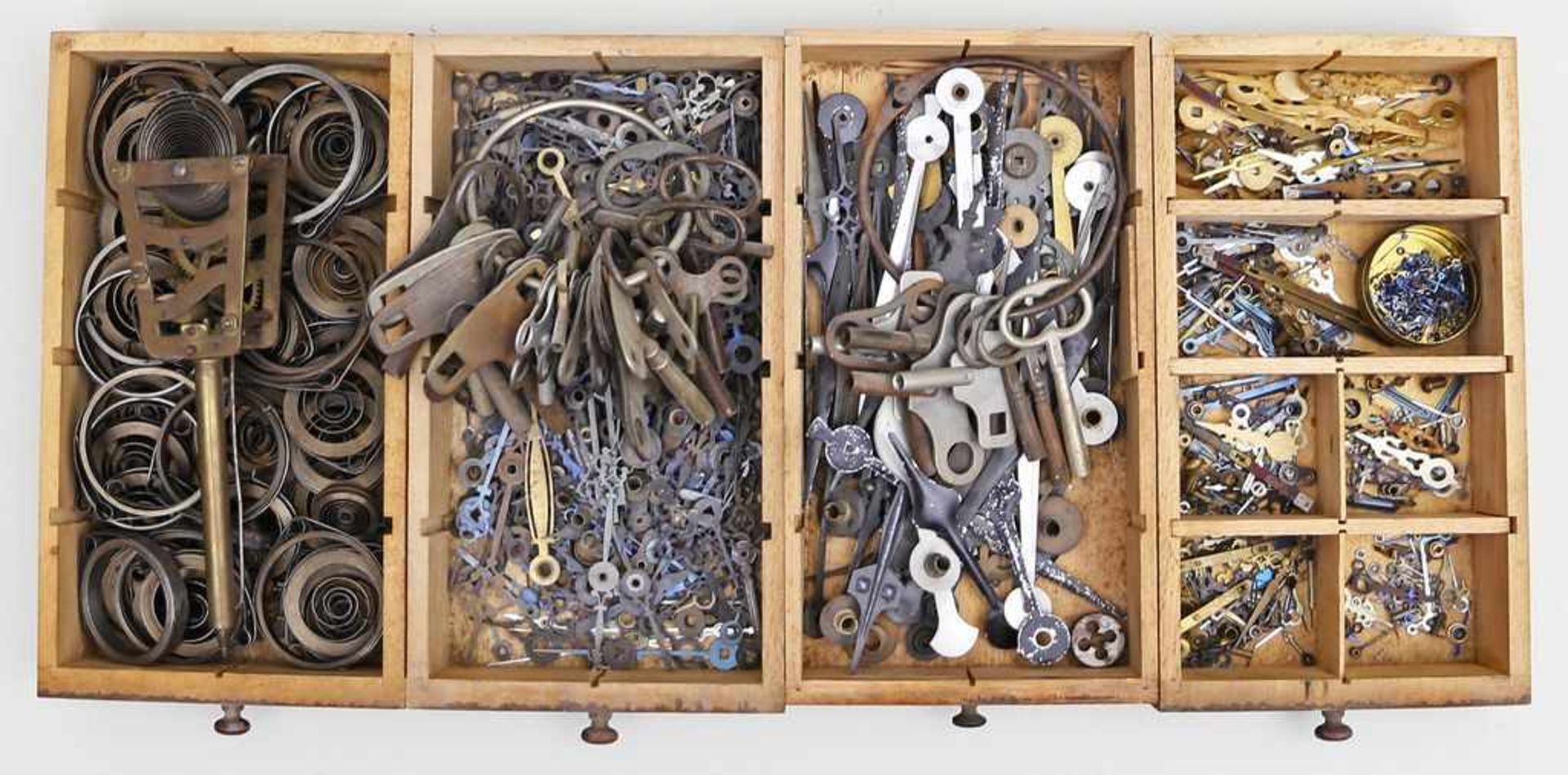 4 Kästen mit alten Uhren-Ersatzteilen eines Uhrmachers,wie Zeiger und Schlüssel in verschiedensten