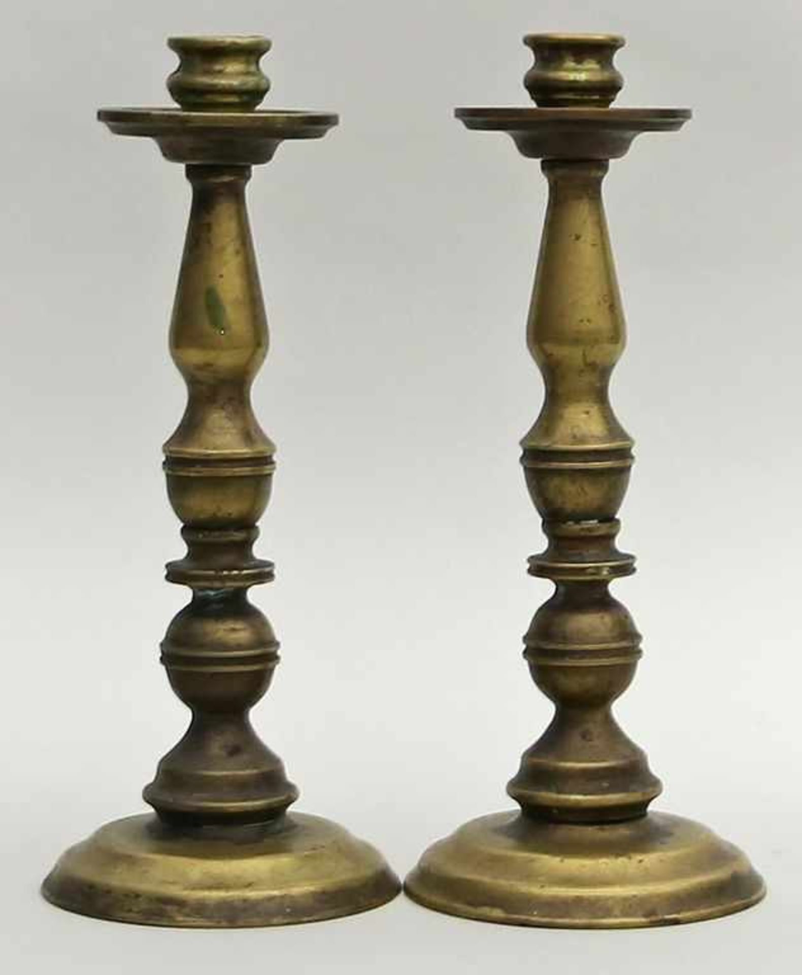 Paar Kerzenleuchter, je einflammig.Bronze. Alters- und Gebrauchsspuren. 1. Hälfte 20. Jh. H. 26,5