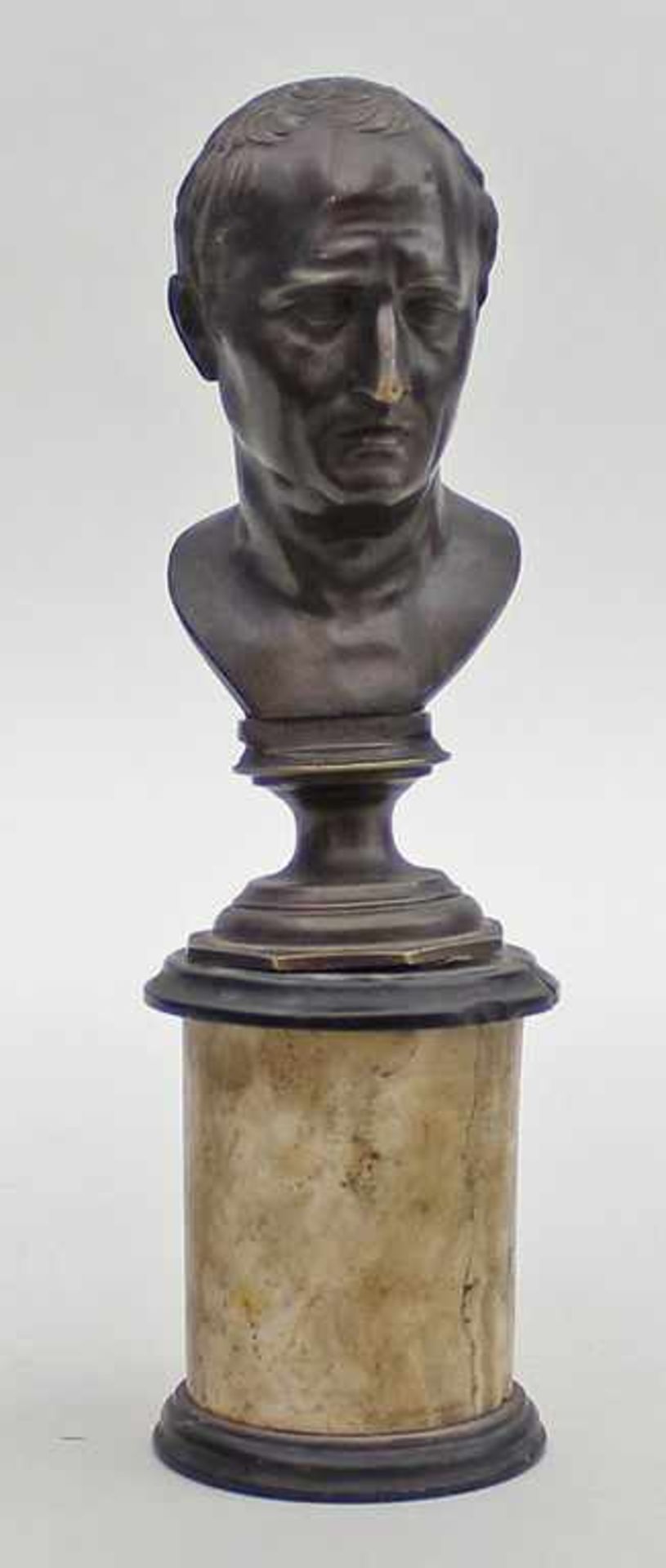 Büste des "Cicerone" (Ende 19. Jh.)Dunkel patinierte Bronze. Auf losem Steinsockel (best./rep.).