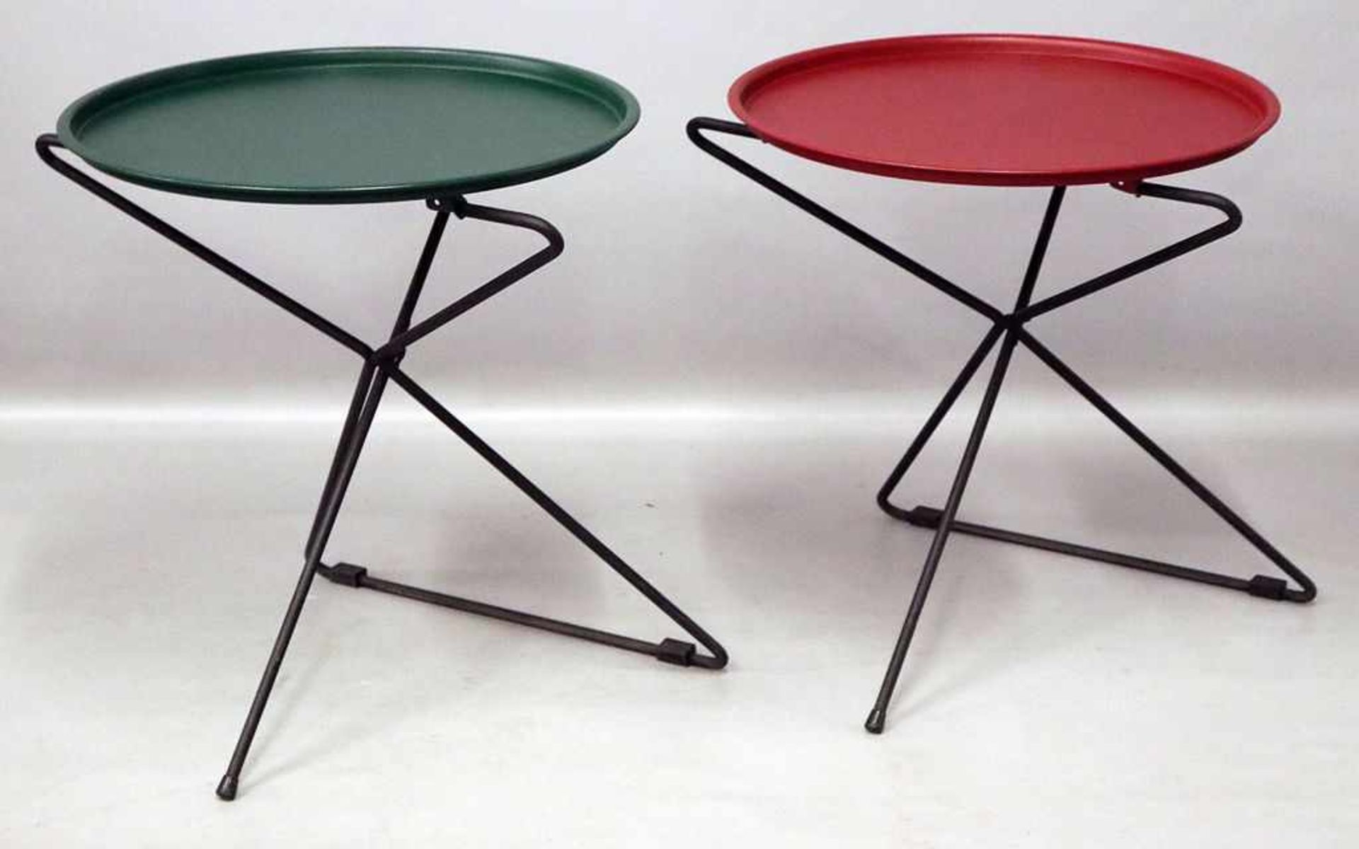 2 moderne Klapptische.Gestell aus geschwärztem Metall, runde Tischplatte, rot bzw. grün gelackt.