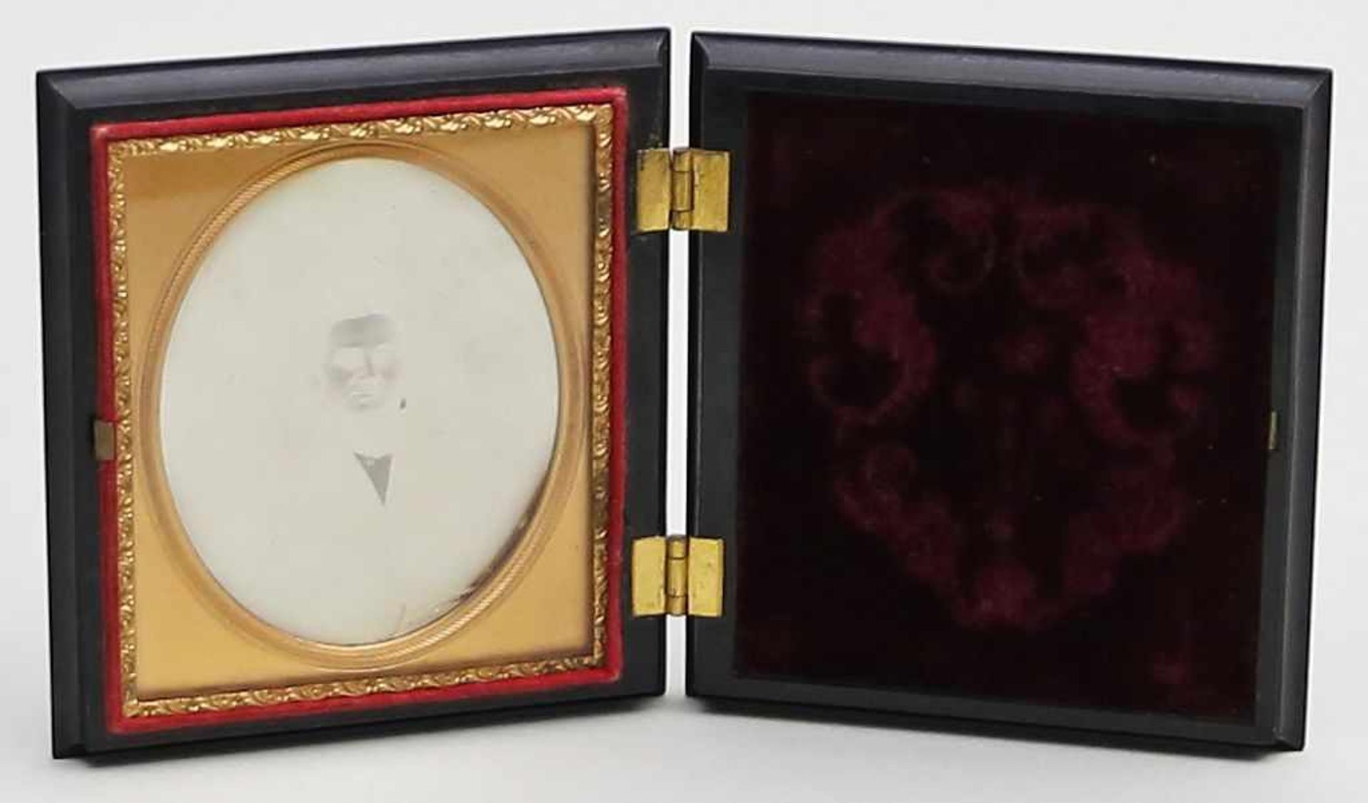 Daguerreotypie (Mitte 19. Jh.)Herrenportrait. In ebonisiertem Original-Rahmen mit figürlicher