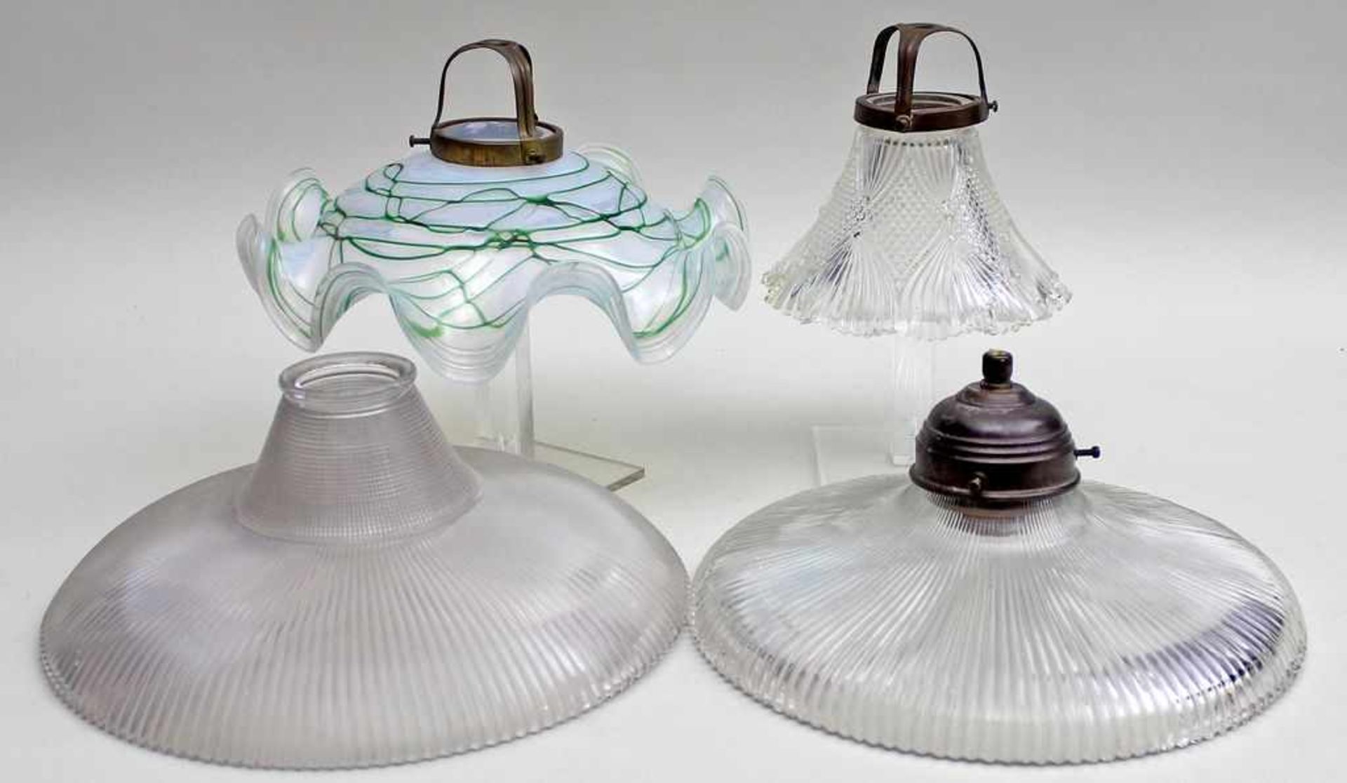 4 Leuchtengläser,in der Formgebung des Art Deco bzw. Jugenstils (1x mit grüner Überschmelzung), 3x